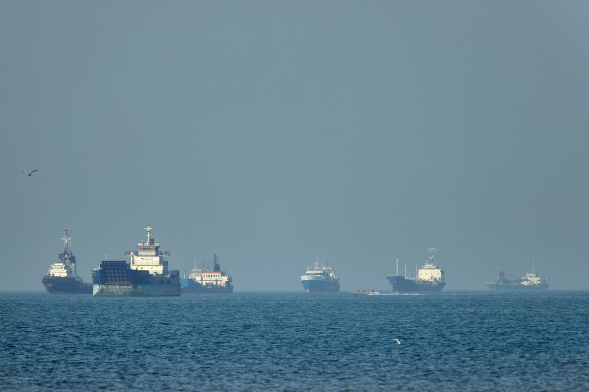 Batalha naval em Ormuz: EUA dizem que Irã atacou navios e afirmam ter afundado 6 barcos iranianos